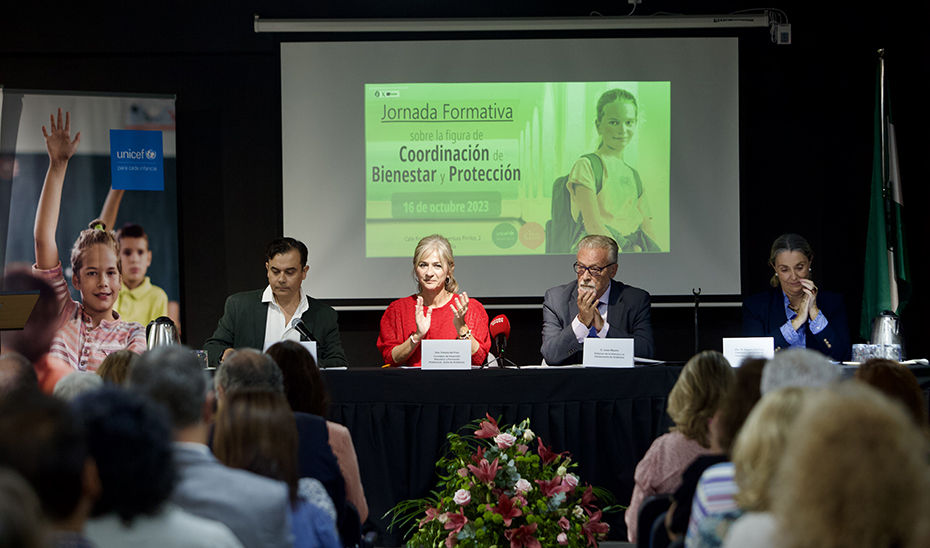 La consejera, en la jornada sobre la implantación de la figura de los coordinadores de Bienestar y Protección en los centros educativos andaluces, en el IES Nervión, en Sevilla.